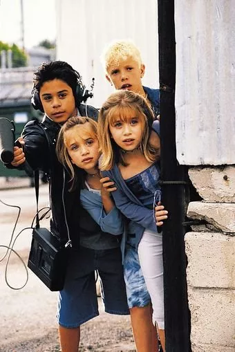 Ashley Olsen (Emily Tyler), Mary-Kate Olsen (Tess Tyler), Rafael Rojas III, Sam Saletta zdroj: imdb.com