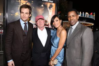 Denzel Washington (Frank), Rosario Dawson (Connie), Tony Scott, Chris Pine (Will) zdroj: imdb.com 
promo k filmu