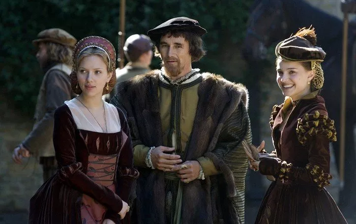 Scarlett Johansson (Mary Boleyn), Mark Rylance (Sir Thomas Boleyn), Natalie Portman (Anne Boleyn)