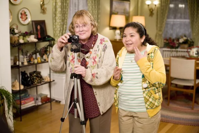 Shirley Knight (Mom), Raini Rodriguez (Maya) zdroj: imdb.com