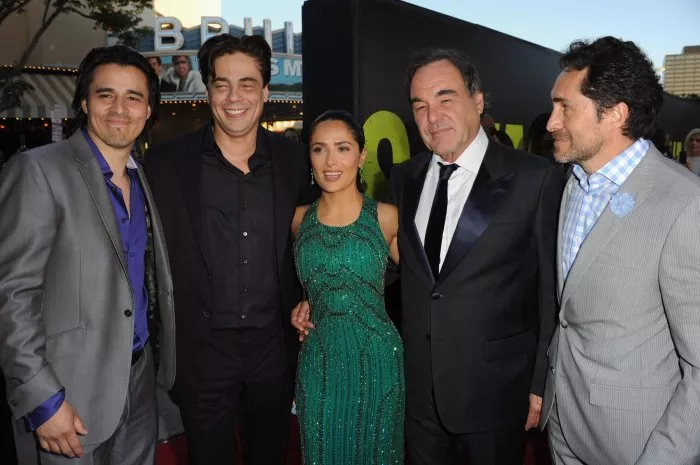 Salma Hayek (Elena), Benicio Del Toro (Lado), Demián Bichir (Alex), Oliver Stone, Antonio Jaramillo (Jaime) zdroj: imdb.com 
promo k filmu