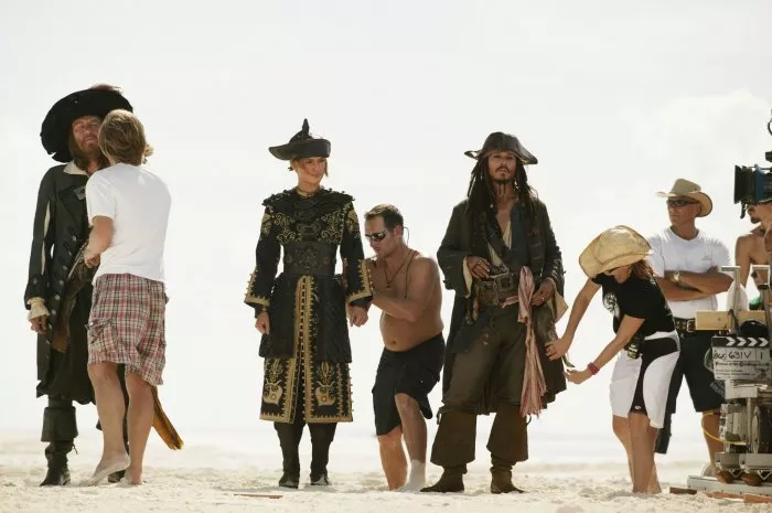 Johnny Depp (Jack Sparrow), Geoffrey Rush (Captain Hector Barbossa), Mark Harden, Keira Knightley (Elizabeth Swann) zdroj: imdb.com
