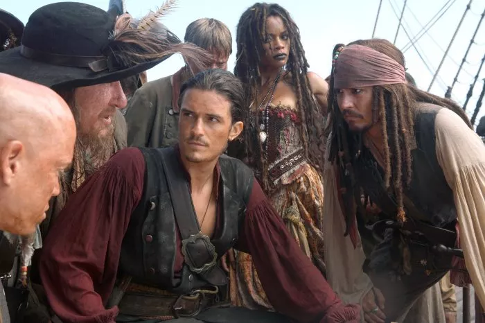 Johnny Depp (Jack Sparrow), Orlando Bloom (Will Turner), Geoffrey Rush (Captain Hector Barbossa), Mackenzie Crook (Ragetti), Naomie Harris (Tia Dalma), Martin Klebba (Marty) zdroj: imdb.com
