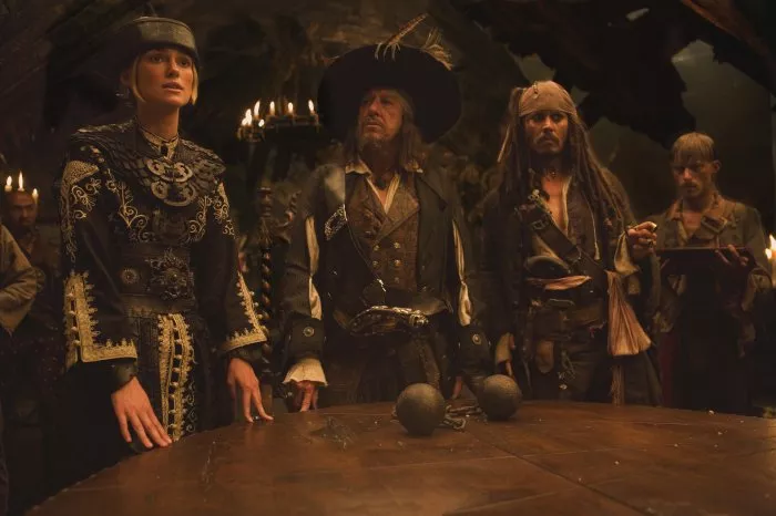 Johnny Depp (Jack Sparrow), Geoffrey Rush (Captain Hector Barbossa), Mackenzie Crook (Ragetti), Keira Knightley (Elizabeth Swann) zdroj: imdb.com