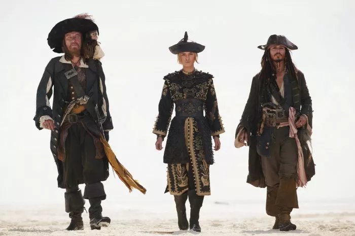 Johnny Depp (Jack Sparrow), Geoffrey Rush (Captain Hector Barbossa), Keira Knightley (Elizabeth Swann) zdroj: imdb.com
