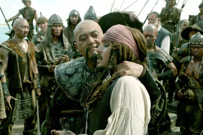 Johnny Depp (Jack Sparrow), Yun-Fat Chow (Captain Sao Feng), Kevin McNally (Gibbs) zdroj: imdb.com