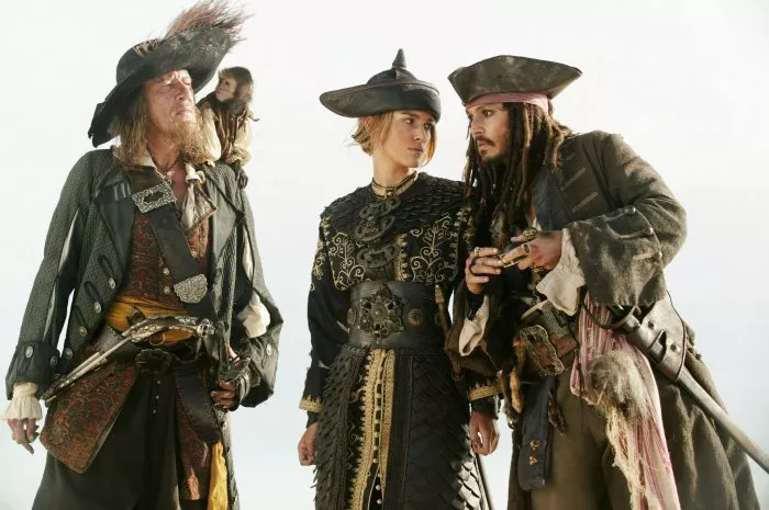 Johnny Depp (Jack Sparrow), Geoffrey Rush (Captain Hector Barbossa), Keira Knightley (Elizabeth Swann) zdroj: imdb.com