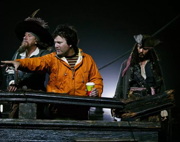 Johnny Depp (Jack Sparrow), Geoffrey Rush (Captain Hector Barbossa), Gore Verbinski zdroj: imdb.com