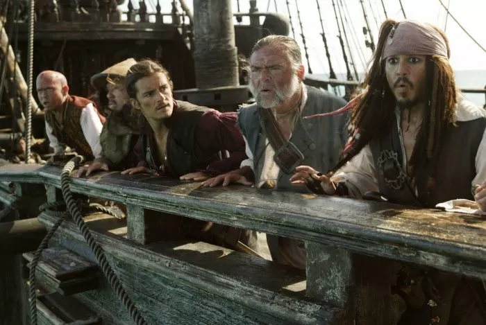 Johnny Depp (Jack Sparrow), Orlando Bloom (Will Turner), Martin Klebba (Marty), Kevin McNally (Gibbs) zdroj: imdb.com