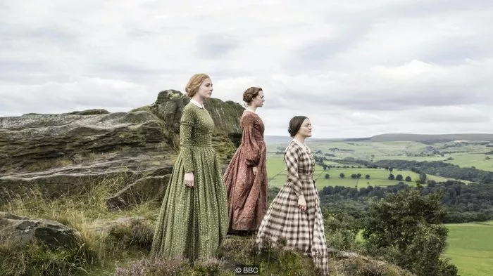 Finn Atkins (Charlotte Brontë), Charlie Murphy (Anne Brontë), Chloe Pirrie (Emily Brontë) zdroj: imdb.com