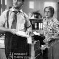  
Fotografia z filmu Čert nespí (1956). V kancelárii: v popredí stojí Branislav Koreň (účtovník Homola) a v pozadí stojí Oľga Vronská (účtovníčka Pipulková)