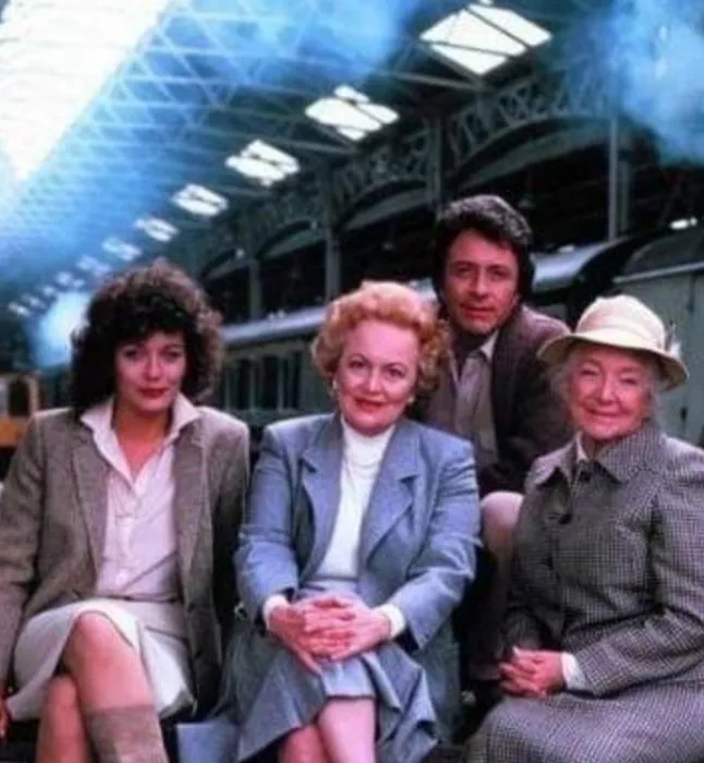 Olivia de Havilland, Lesley-Anne Down, Bill Bixby, Helen Hayes zdroj: imdb.com