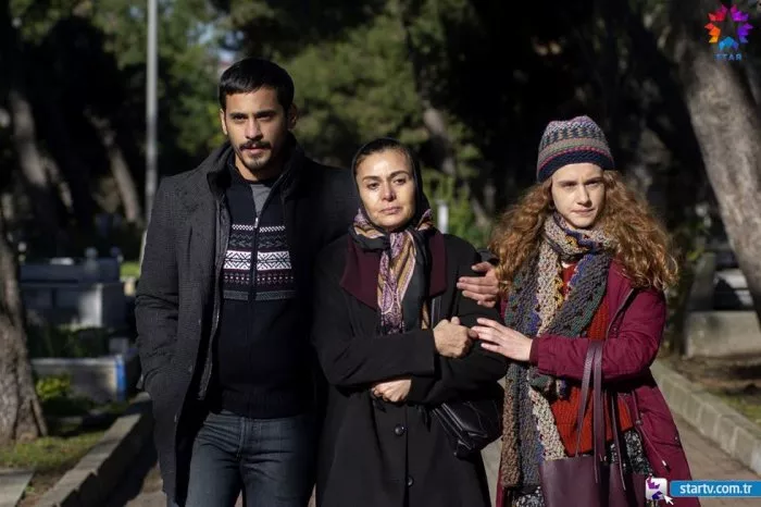 Hatice Aslan (Meryem Cebeci), Ahsen Eroglu (Kumru Cebeci), Caner Sahin (Kartal Cebeci) zdroj: imdb.com