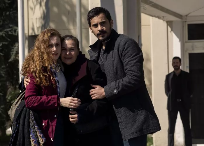 Hatice Aslan (Meryem Cebeci), Ahsen Eroglu (Kumru Cebeci), Caner Sahin (Kartal Cebeci) zdroj: imdb.com