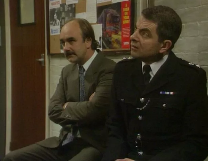 Rowan Atkinson (Inspector Raymond Fowler), David Haig (D.I. Derek Grim) zdroj: imdb.com