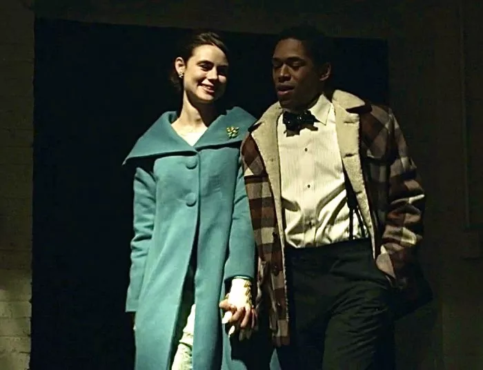 Lucy Fry (Stella Gigante), Kelvin Harrison Jr. (Teddy Greene) zdroj: imdb.com