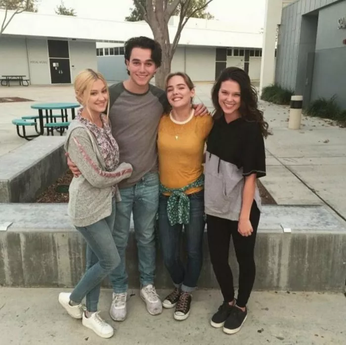 Ava Locklear (Summer Hughes), Cameron Gellman (Jason de la Garza), Megan McGown (Tori) zdroj: imdb.com