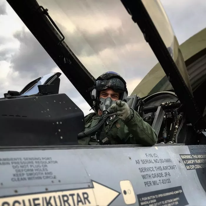 Kerem Bürsin (Captain Pilot Onur Keskin) zdroj: imdb.com
