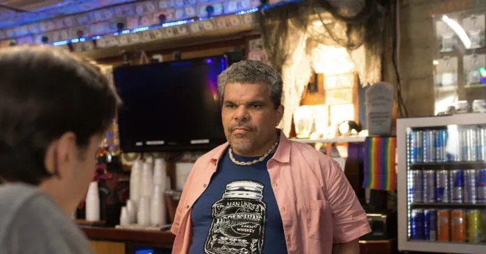 Luis Guzmán (The Bartender) zdroj: imdb.com