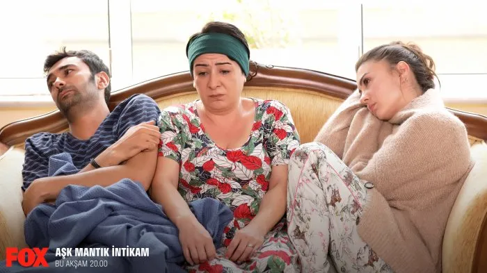 Burcu Özberk (Esra Erten), Zeynep Kankonde (Menekse Erten), Mehmet Korhan Fırat (Ekrem Erten) zdroj: imdb.com