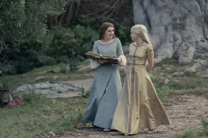 Milly Alcock (Princess Rhaenyra Targaryen), Emily Carey (Queen Alicent Hightower) zdroj: imdb.com