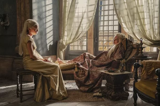 Sian Brooke (Queen Aemma Arryn), Milly Alcock (Princess Rhaenyra Targaryen) zdroj: imdb.com