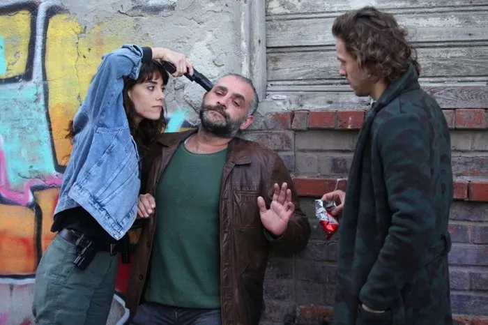 Cansu Dere (Nevra Elmas), Metin Akdülger (Ates Arbay) zdroj: imdb.com