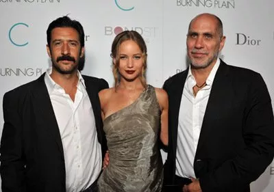 Guillermo Arriaga, José María Yazpik, Jennifer Lawrence zdroj: imdb.com 
promo k filmu