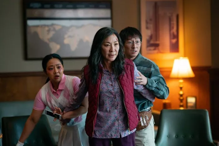 Michelle Yeoh (Evelyn Wang), Ke Huy Quan (Waymond Wang), Stephanie Hsu (Joy Wang) zdroj: imdb.com
