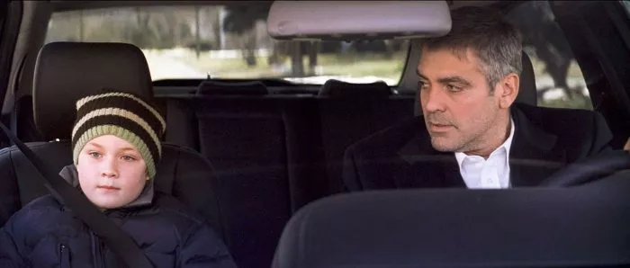 George Clooney (Michael Clayton), Austin Williams (Henry Clayton) zdroj: imdb.com