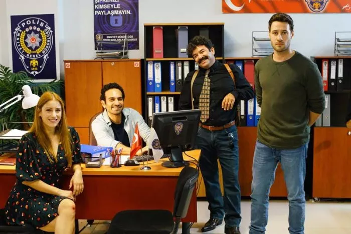 Bülent Sakrak (Oguz), Hazal Kaya (Gece), Buğra Gülsoy (Erdem), Ozan Dolunay (Giray) zdroj: imdb.com