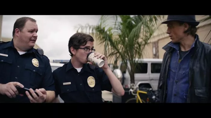 Charlie Hunnam (Charlie Waldo), Shaun Michael Lynch (First Cop) zdroj: imdb.com