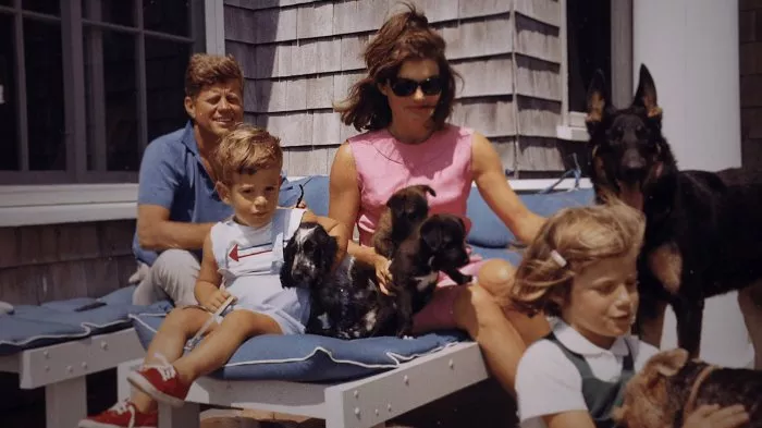 Jacqueline Kennedy (Self), John F. Kennedy (Self) zdroj: imdb.com