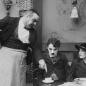 Chaplin vystěhovalcem (1917) - Head Waiter