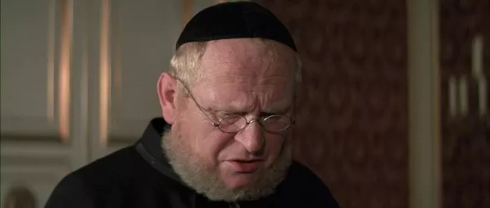 Gert Fröbe (Father Hoffman) zdroj: imdb.com
