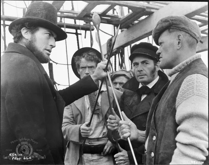 Gregory Peck (Captain Ahab), Harry Andrews (Stubb), Leo Genn (Starbuck), Seamus Kelly (Flask) zdroj: imdb.com