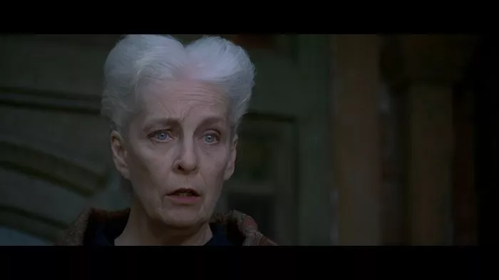Prízraky (1996) - Old Lady Bradley