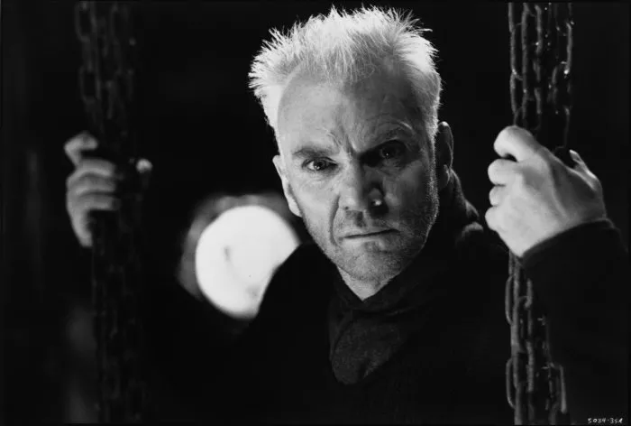 Malcolm McDowell (Soran) zdroj: imdb.com