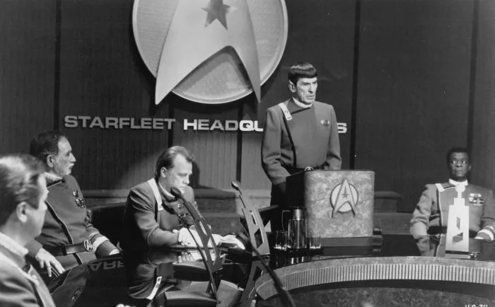 Leonard Nimoy (Spock), Brock Peters (Admiral Cartwright), Leon Russom (Chief in Command) zdroj: imdb.com
