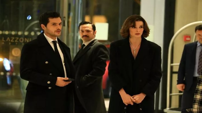 Büsra Develi (Zeynep Uysal), Alperen Duymaz (Kenan Acarsoy), Tahir Yılmaz (Cüneyt) zdroj: imdb.com