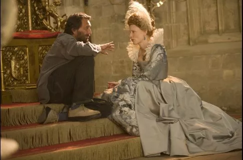Cate Blanchett (Queen Elizabeth I), Clive Owen (Sir Walter Raleigh) zdroj: imdb.com