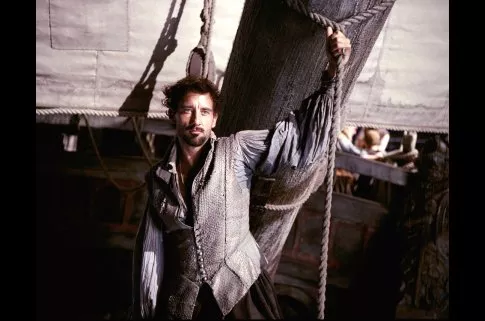 Clive Owen (Sir Walter Raleigh) zdroj: imdb.com