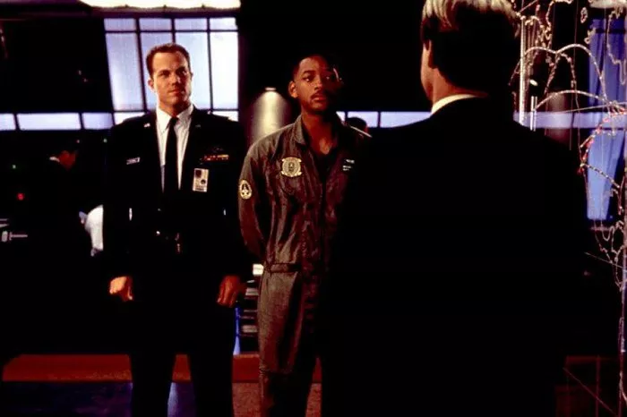 Adam Baldwin (Major Mitchell), Will Smith (Capt. Steven Hiller)