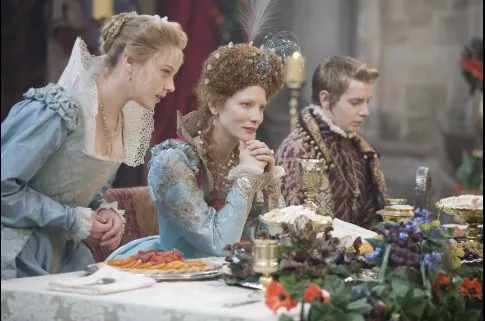 Cate Blanchett (Queen Elizabeth I), Abbie Cornish (Bess Throckmorton), Christian Brassington (Archduke Charles) zdroj: imdb.com