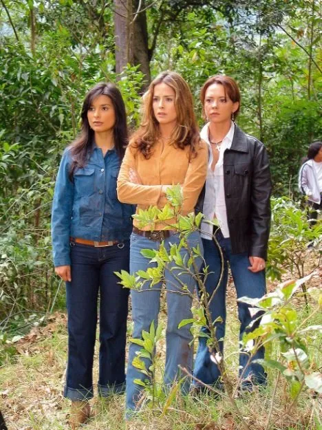 Danna García (Norma Elizondo), Natasha Klauss (Sara ’Sarita’ Elizondo), Paola Rey (Jimena Elizondo) zdroj: imdb.com
