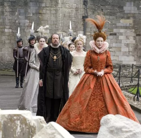 Cate Blanchett (Queen Elizabeth I), Geoffrey Rush (Sir Francis Walsingham), Abbie Cornish (Bess Throckmorton) zdroj: imdb.com