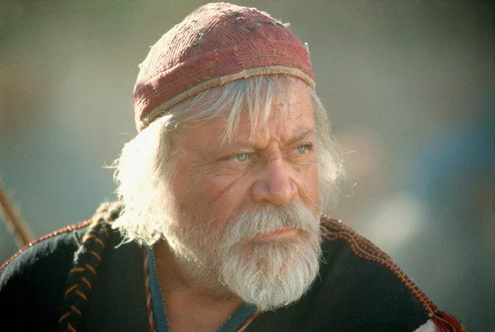 Oliver Reed (Proximo) Photo © DreamWorks & Universal Pictures