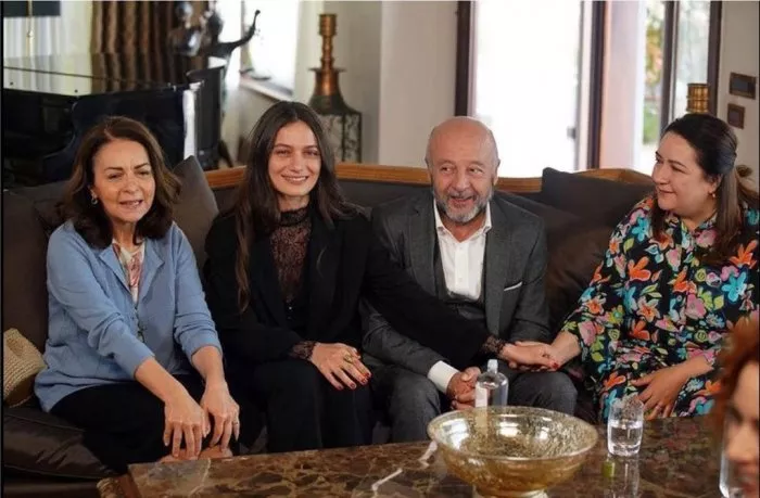 Hülya Duyar (Sultan), Zuhal Gencer (Sakine), Hakan Salinmis (Ali Riza), Gülcan Arslan (Gülbin) zdroj: imdb.com