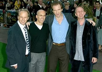 Ralph Fiennes (Victor Quartermaine), Steve Box, Jeffrey Katzenberg, Nick Park zdroj: imdb.com 
promo k filmu