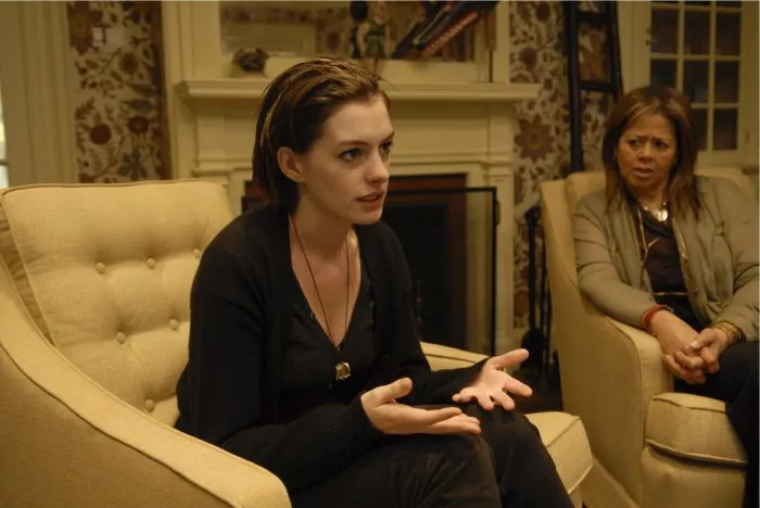 Anne Hathaway (Kym), Anna Deavere Smith (Carol) zdroj: imdb.com